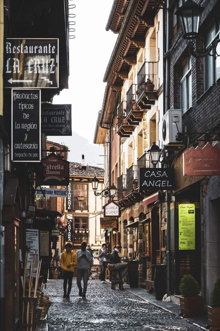 Calle de Potes con cartel Casa Ángel